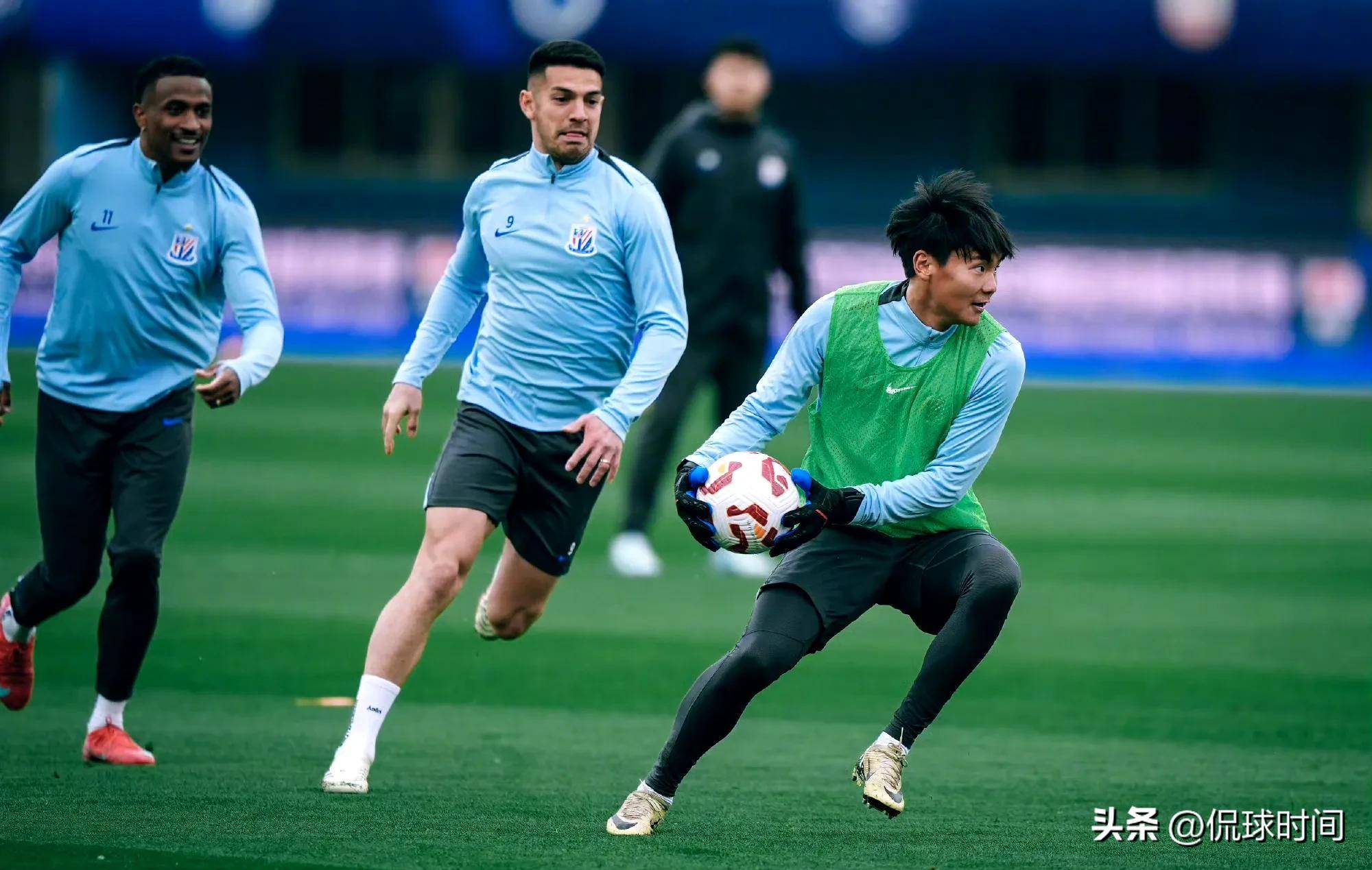 关于大连宏运主场力克富力，稳居积分榜第二的信息