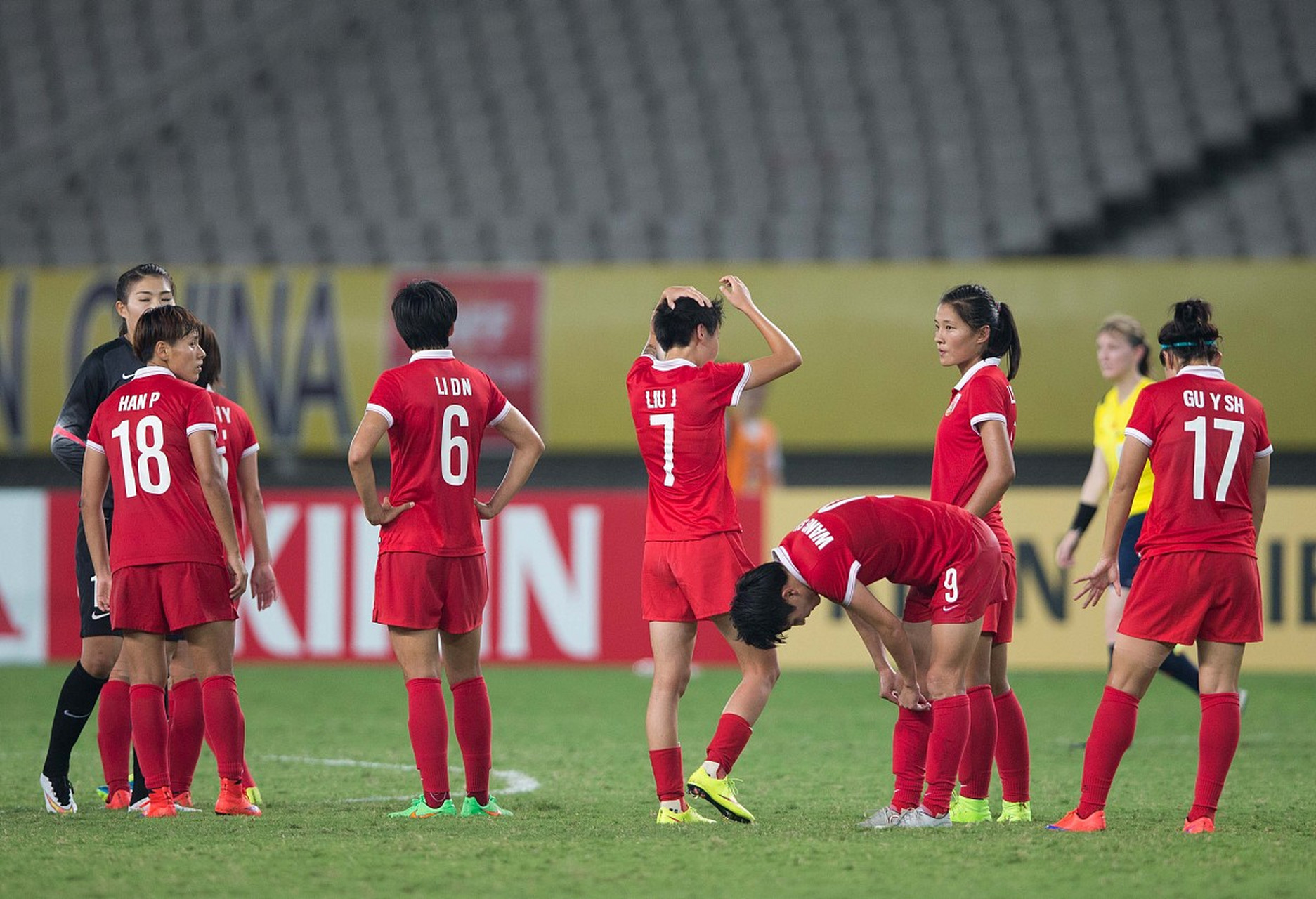 热血女足比拼现场，球员奋勇拼搏的简单介绍