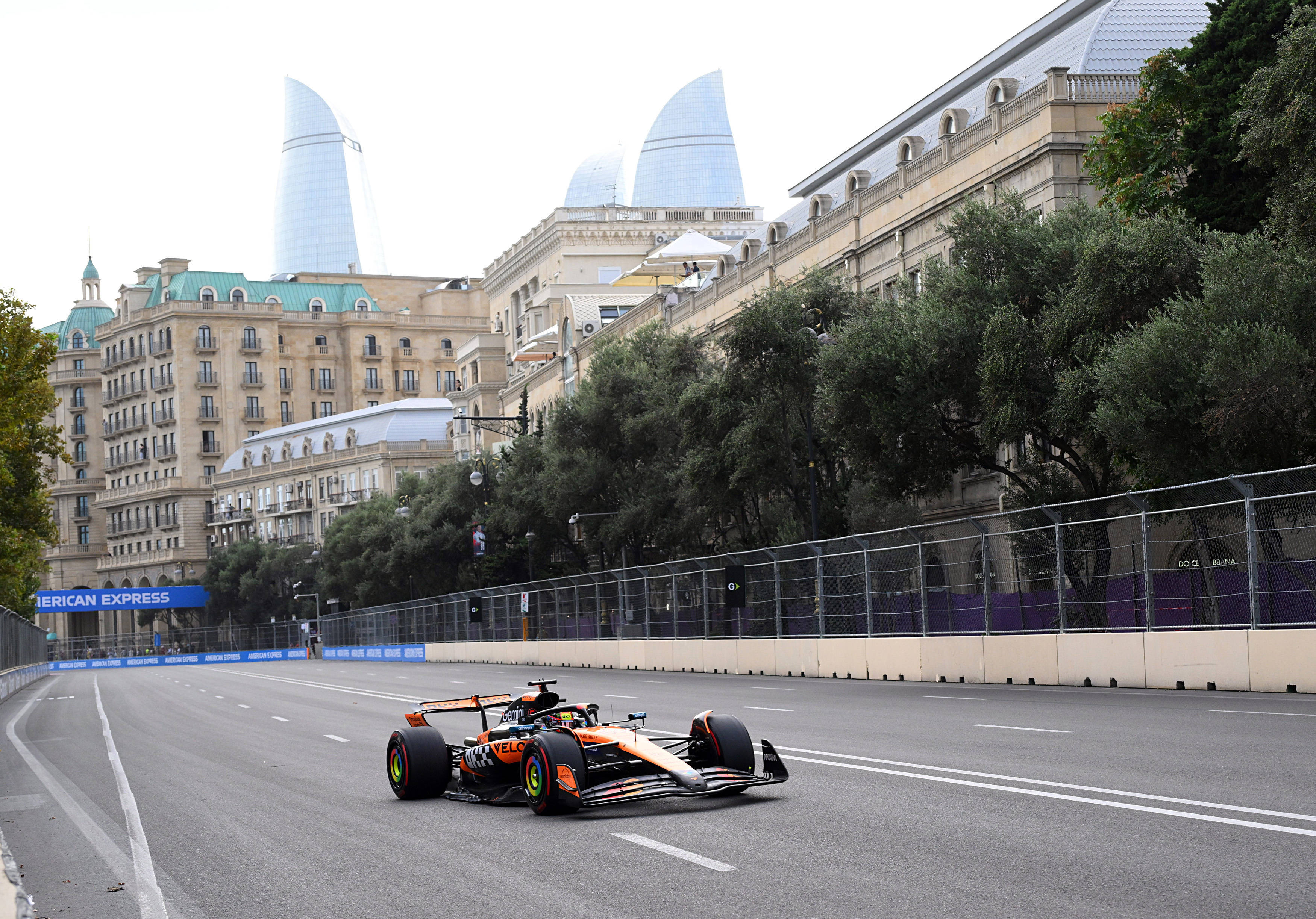 迈凯伦轻取红牛二队，汉密尔顿点燃赛场的简单介绍