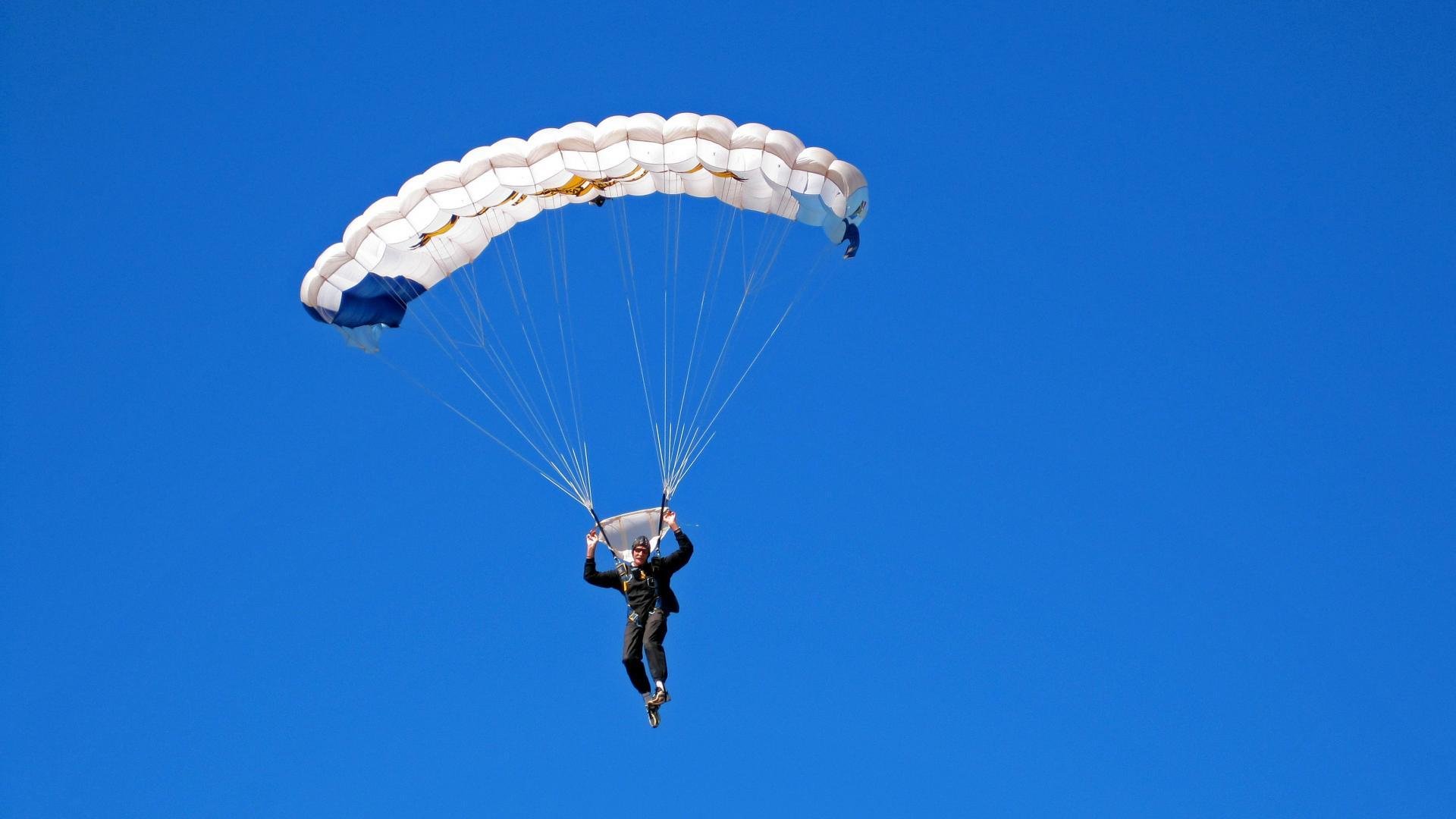 跨界传奇,当奇才淘汰勇士法则,浓眉在F1赛道接管年度争冠